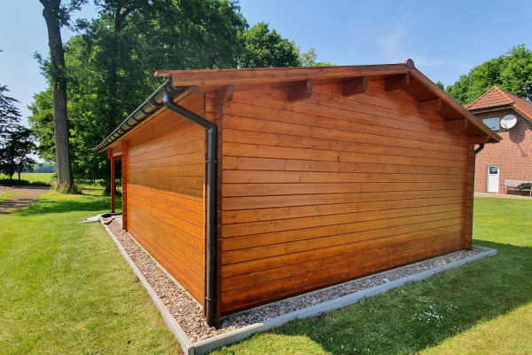 Gartenhaus mit einer Lasur gestrichen