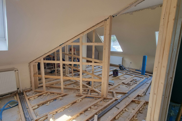 Trennwände mit Holzlattung für den Gipskarton