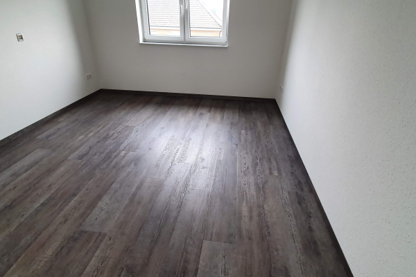 Designbelag verklebt mit Fussleiste