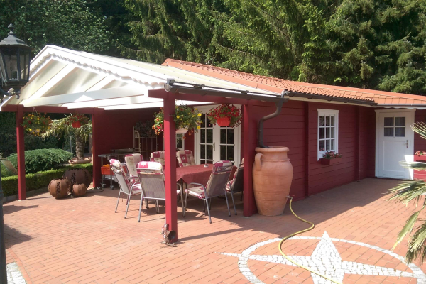 Gartenhaus in 2 Farbtönen mit Wetterschutzfarbe gestrichen