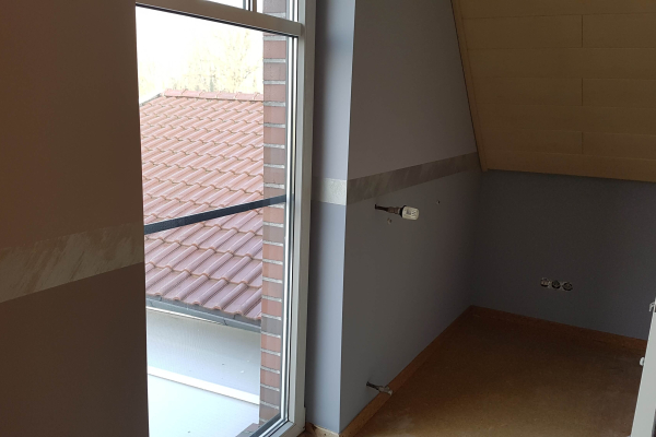 Wandtrennung mit einer Borduere aus Lasurtechnik
