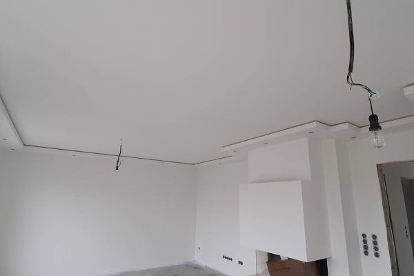 Decke Und Waende mit Anstrichvlies tapeziert Und gestrichen mit indirekter Beleuchtung 