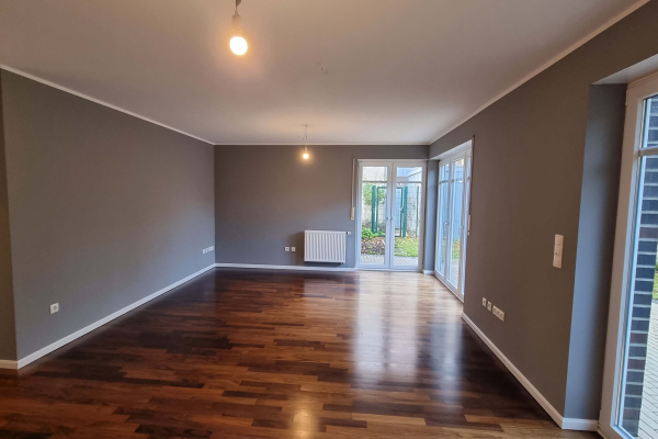 Flur und Wohnzimmer dunkel gestrichen