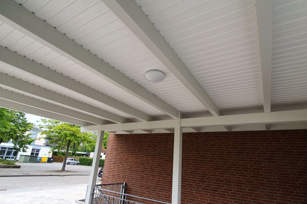 Carport mit 2 Farbtönen gestrichen