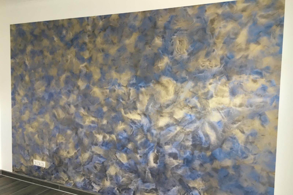 Wand mit einer Lasurtechnik ausgeführt