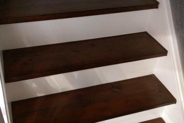 Holztreppe mit einem Lack In 2 Farbtönen lackiert