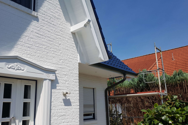 Dachüberstand mit Wetterschutzfarbe beschichtet
